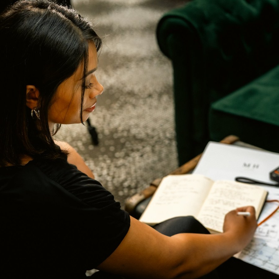 Mélissa Hauroo, Présidente de MH ATELIER, sur un chantier